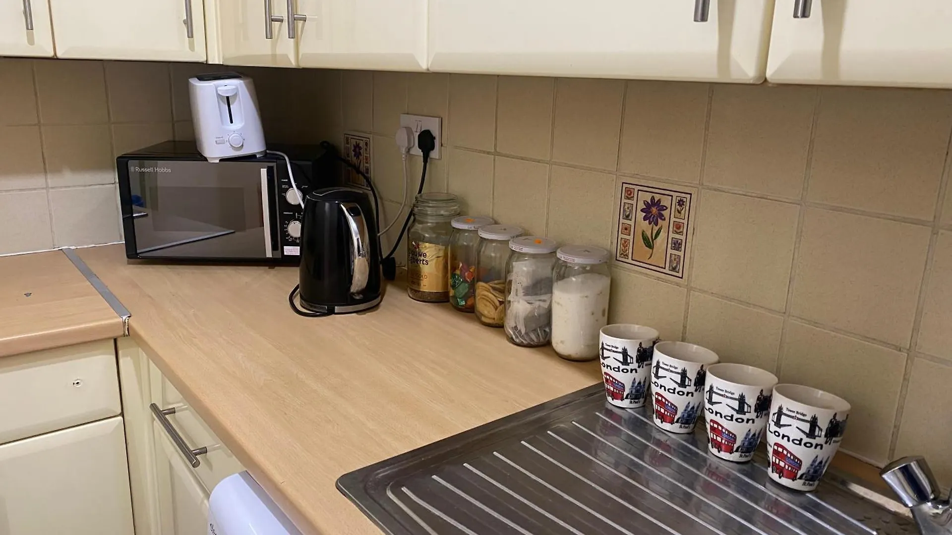 Cozy Private Room Near Cambridge Heath Station London