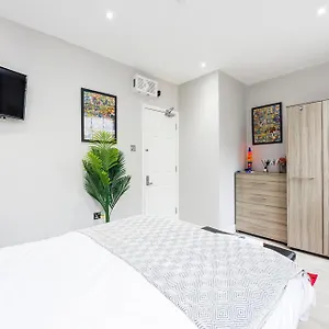 Guest house Vibes Near Spitalfields Market, London